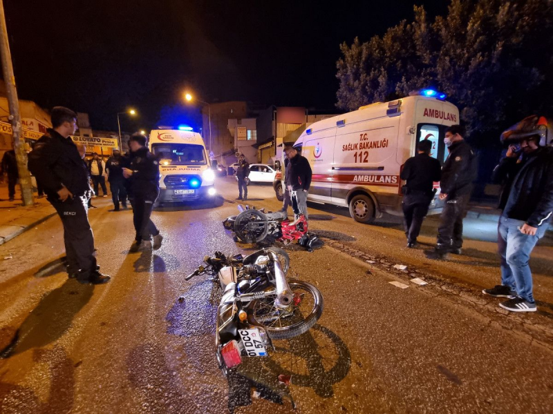 3 motosiklet birbirine girdi : 5 yaralı
